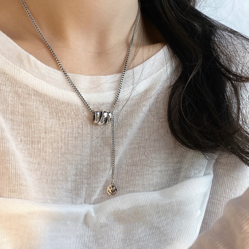 Fashionable geometric necklace with tassels