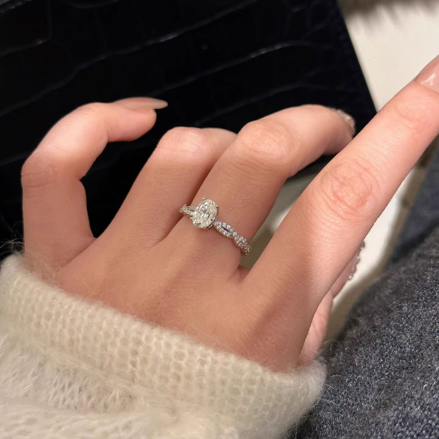 Anello aperto da donna con zircone rotante e taglio a fiore_voghion.com
