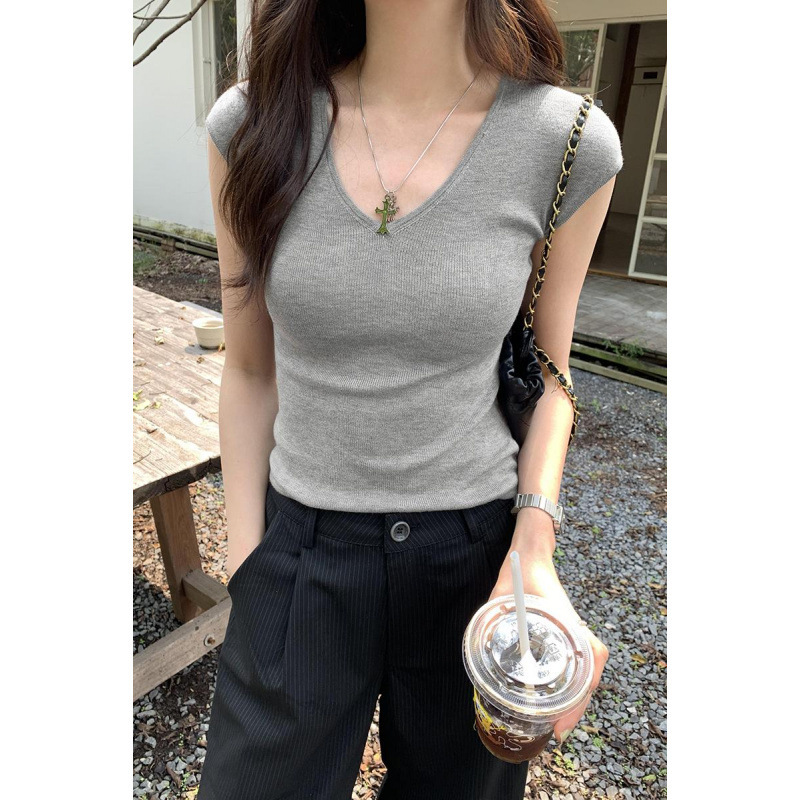 Gray Short-Sleeved T-Shirt for Women 2025 Summer New Thin Slim Fit Sleeveless Vest Style Deep V Neck Knitted Top Short Style