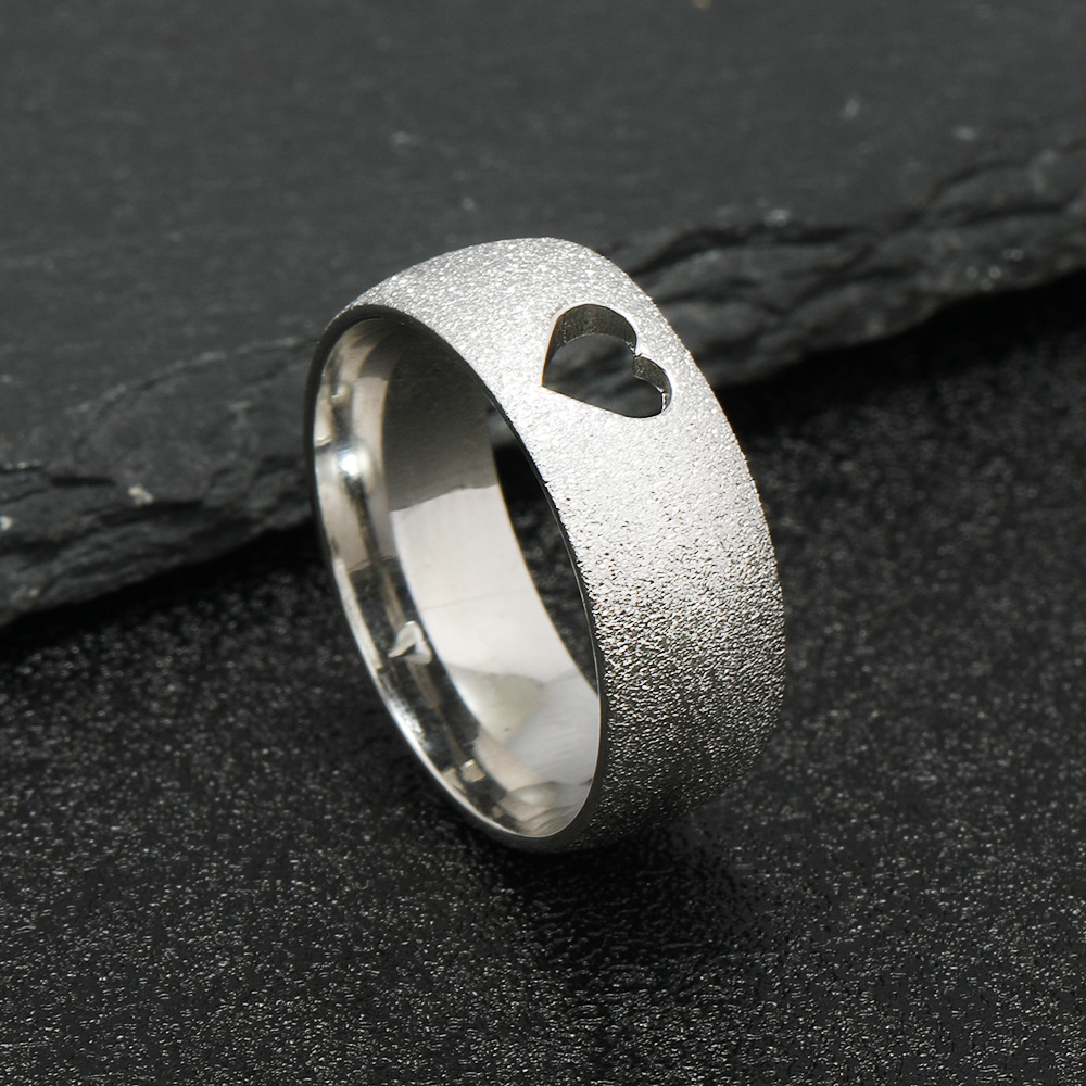 Cruz-frontera estilo europeo y americano creativo joyería de acero inoxidable corte corazón hueco ECG esmerilado titanio anillo de acero fabricante