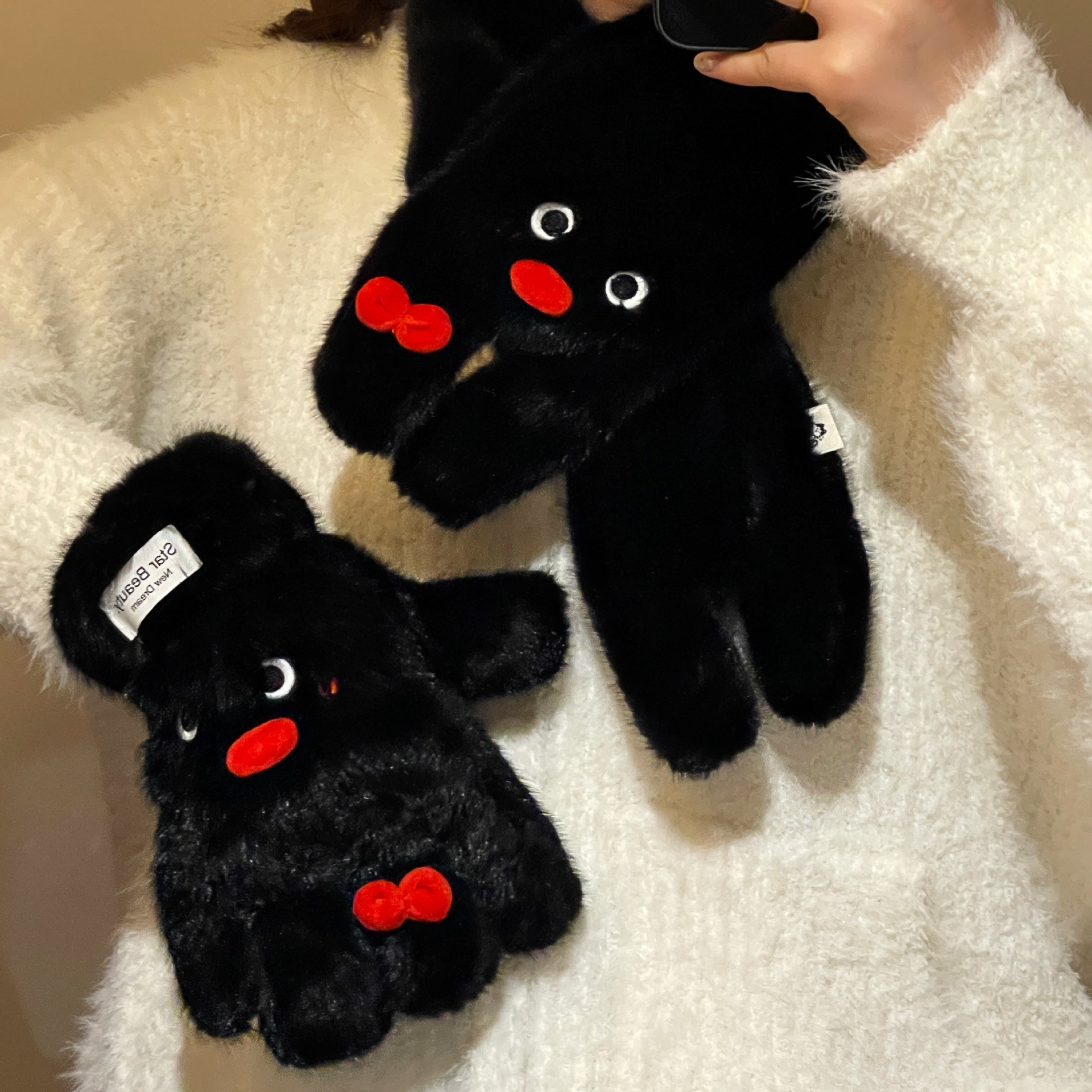 Otoño y invierno cálido y terciopelo grueso lindos pingüinos guantes de pelusa de cinco dedos para mujeres colgantes de cuello fría bufandas de cuello