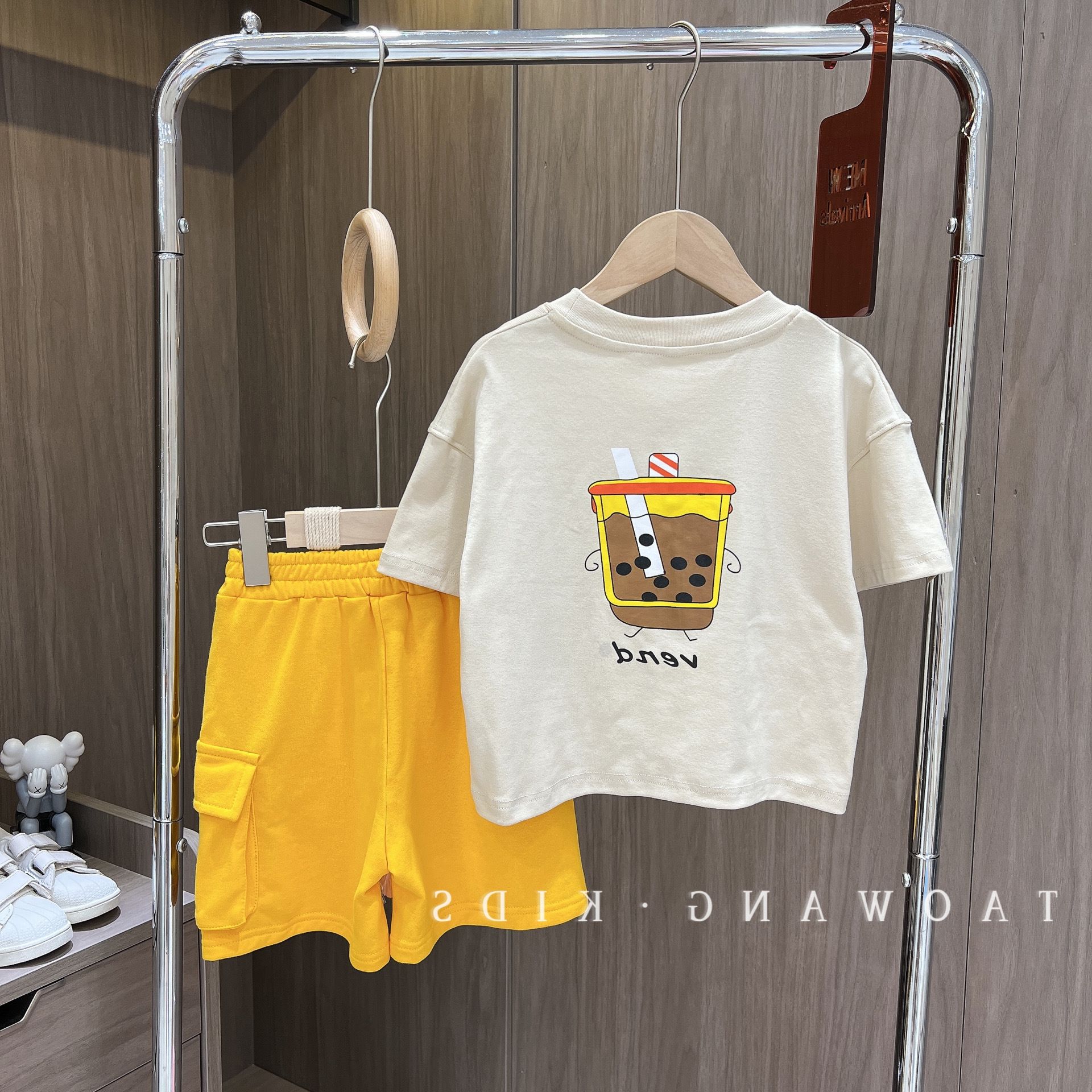 Conjuntos familiares a juego, colección de verano 2025 para una familia de tres, madre-hijo, madre-hija, camisetas de manga corta estilo bubble tea, pelele para bebé, a la moda