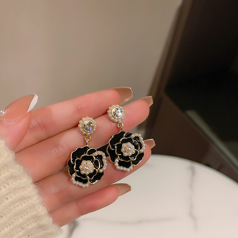 Elegant long earrings from pearl