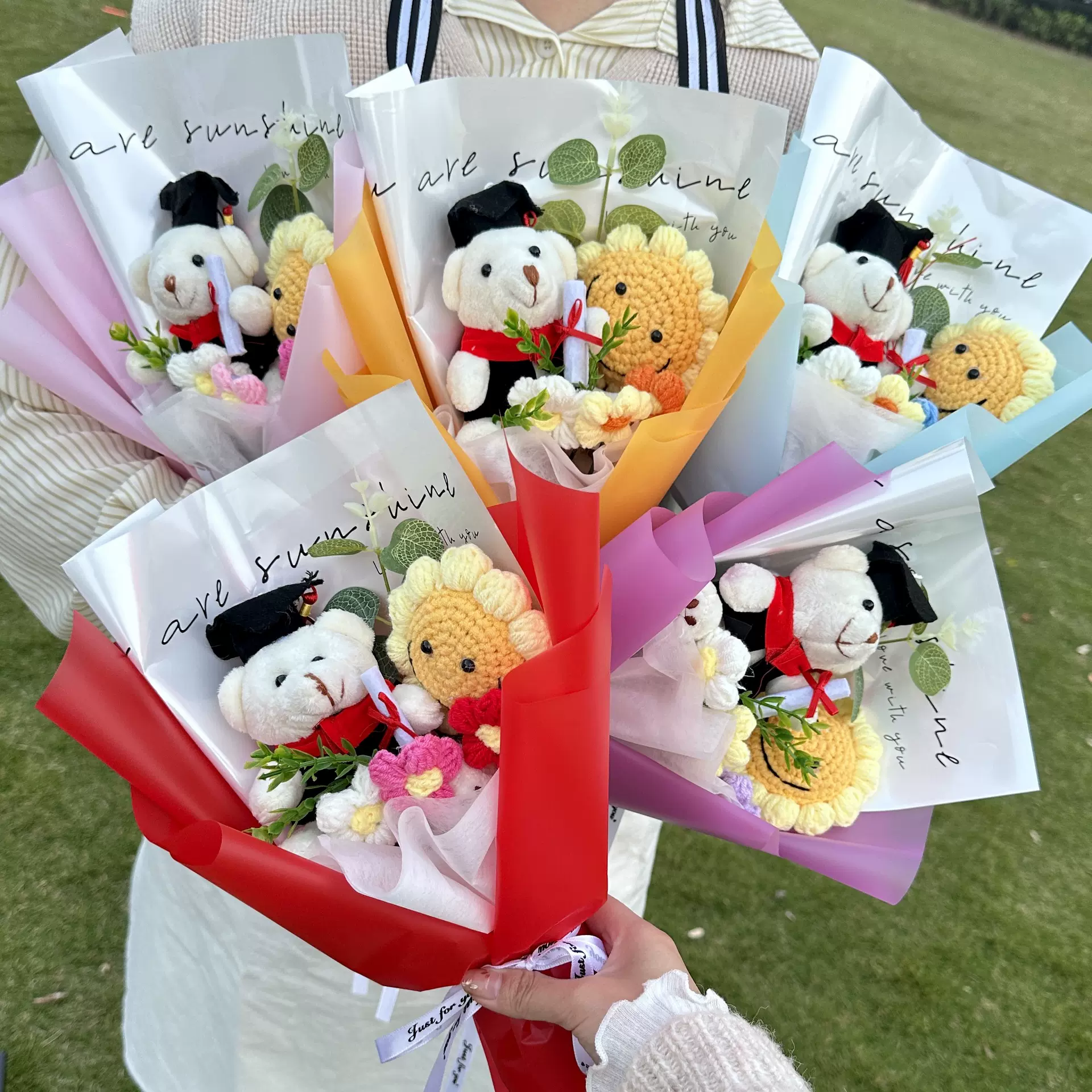 跨境创意向日葵博士熊手工编织花束毕业礼物成品公仔礼品送老师