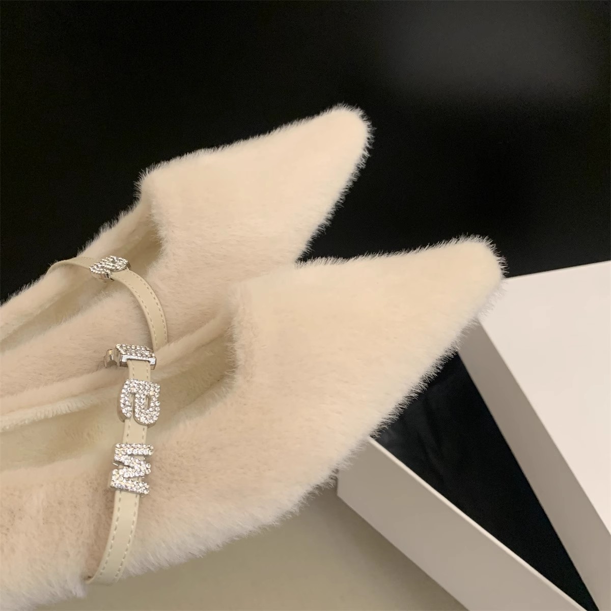 2023 Autunno/inverno Nuova edizione coreana a punta acqua diamante scarpe di peluche per le donne con peluche e stile fata suola piatta scarpe singole_voghion.com