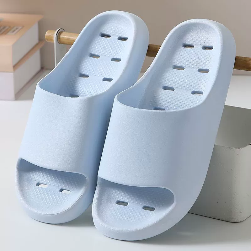 В ванной комнате тапочки быстросохнущий, дышащий, вырезающий дом, пара мужчин в помещении круто, женщины, нескользящие летом