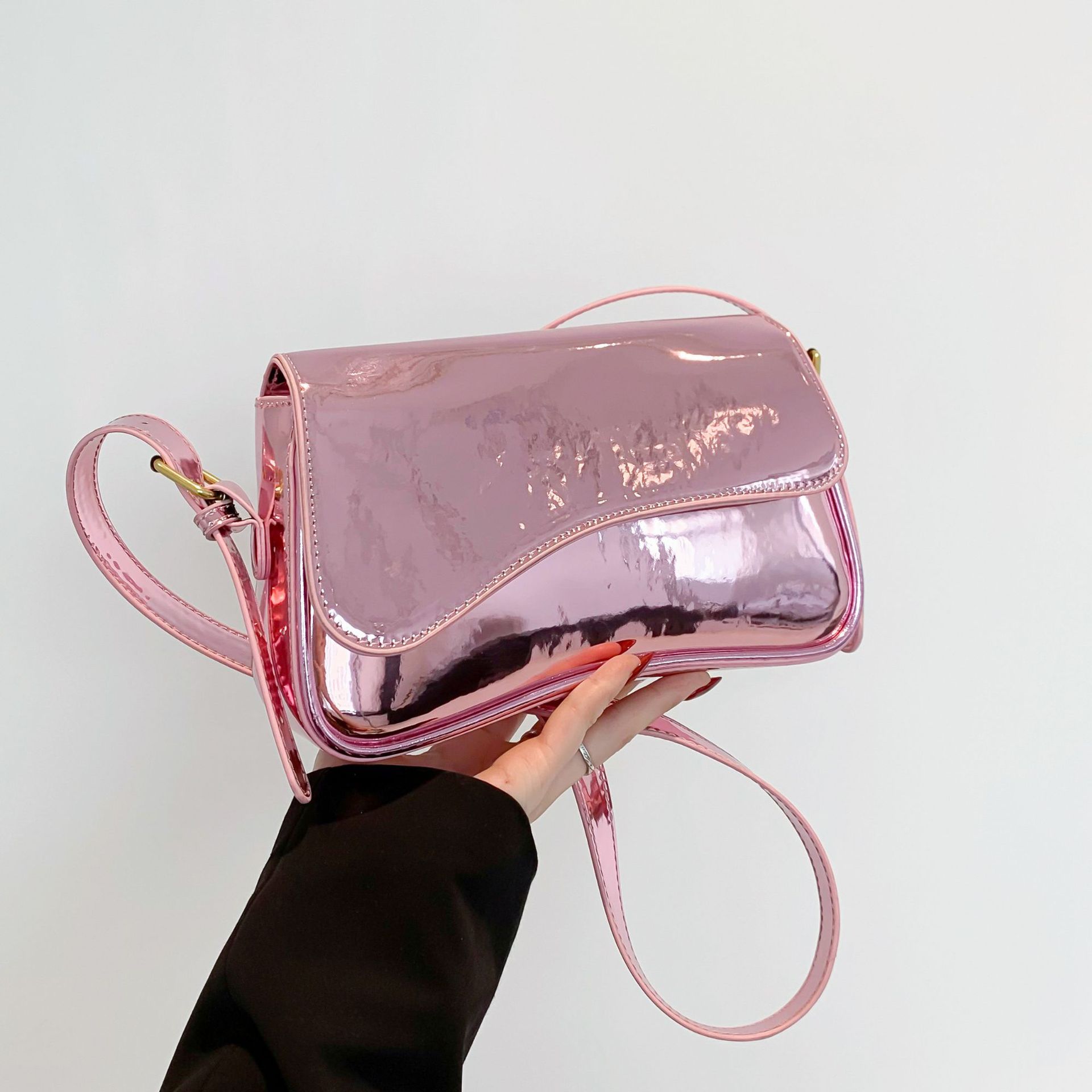 Borsa a spalla da donna in vernice lucida versatile ed elegante_voghion.com