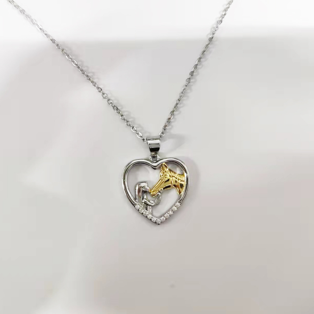 Celebridad en línea transfronteriza Amazon moda europea y americana collar en forma de corazón niña y caballo colgante de dos colores joyería de oro rosa