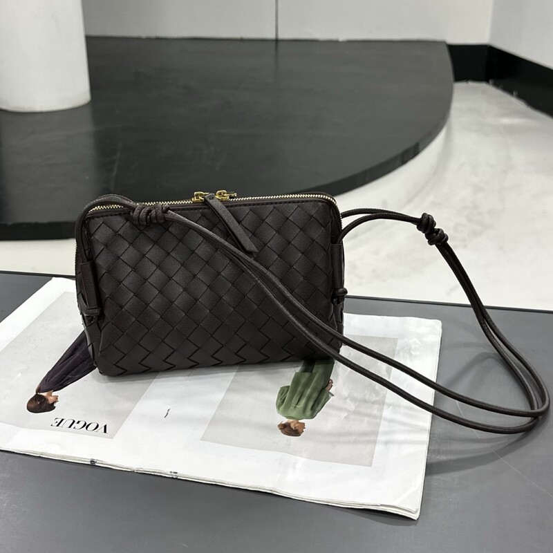 Cross-Border Hot-Selling Calfskin Hand-Woven Shell Bag, Light Luxury Bv Style Crossbody Bag, Direct Supply from Guangzhou Leather Goods Factory
