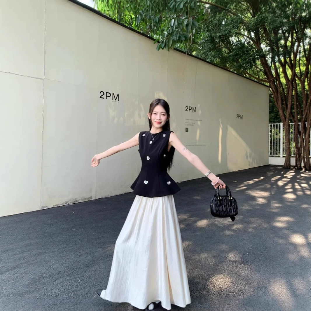 2025 новый весенне-летний комплект из черного топа без рукавов и абрикосовой юбки-петли для женщин