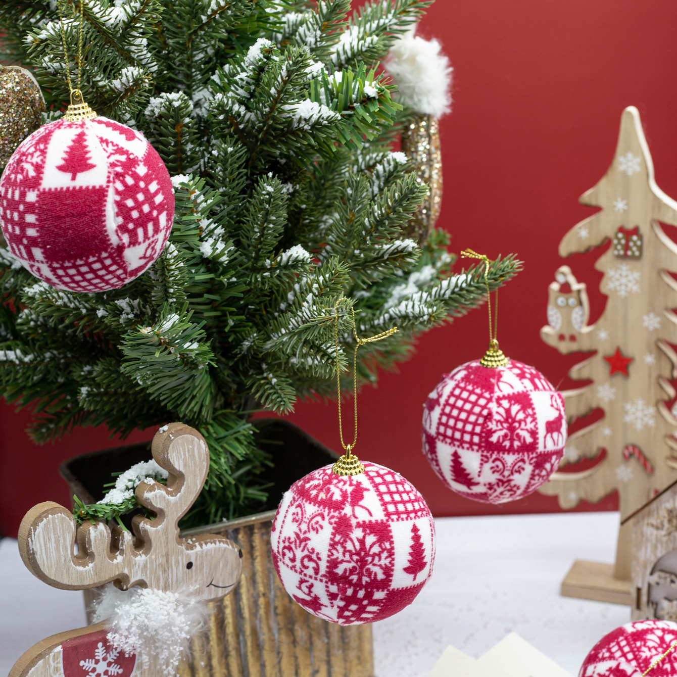 En stock decoraciones de Navidad colgante 8cm 6 piezas copo de nieve ELK estrella de cinco puntas de tela de impresión bola de espuma