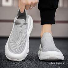 �ϱ�����Ь���ļ�͸����֯��������һ�ŵ���ʿ�˶�������������Ь