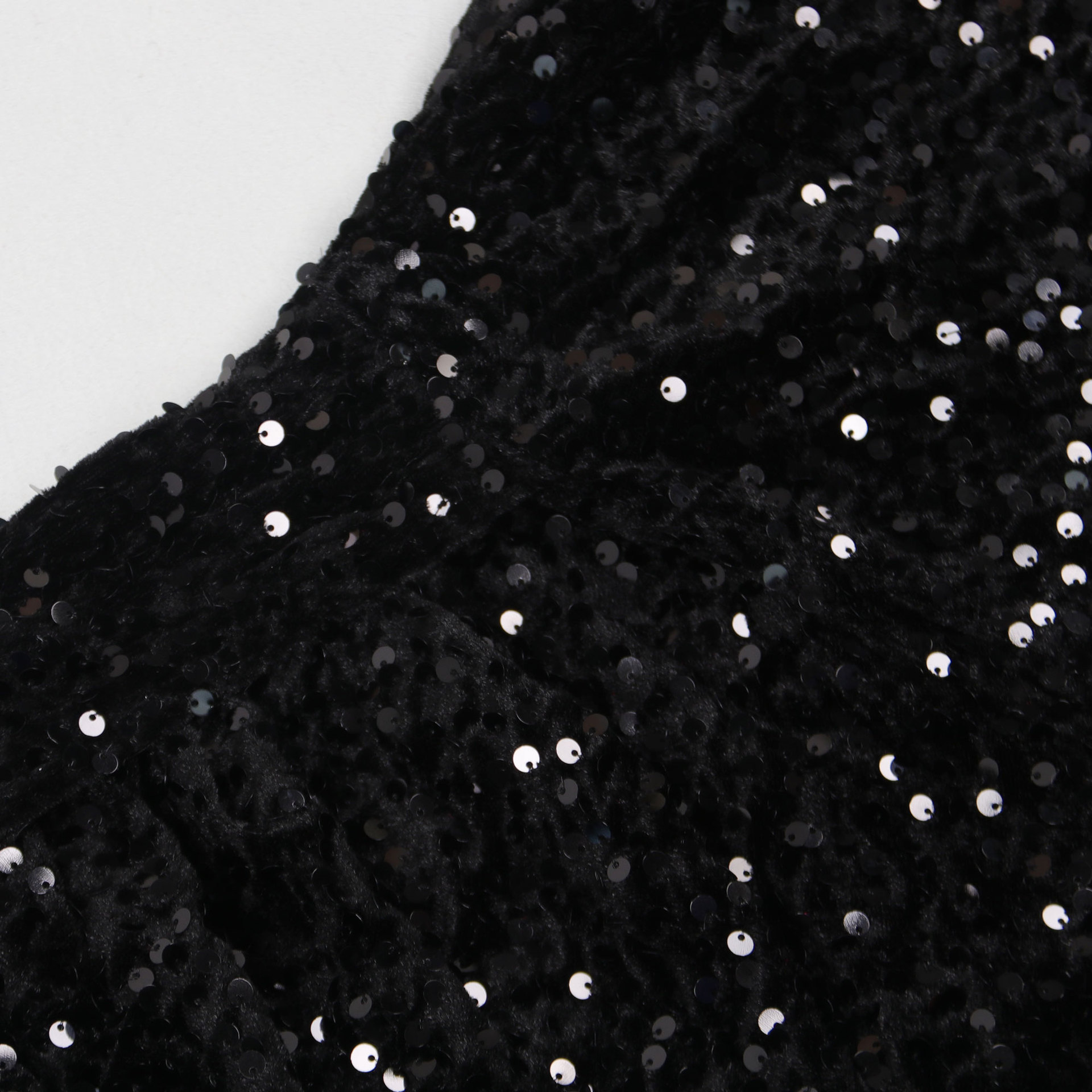 Abito da donna in velluto con paillettes, spacco sulla spalla obliquo e fianchi avvolti_voghion.com