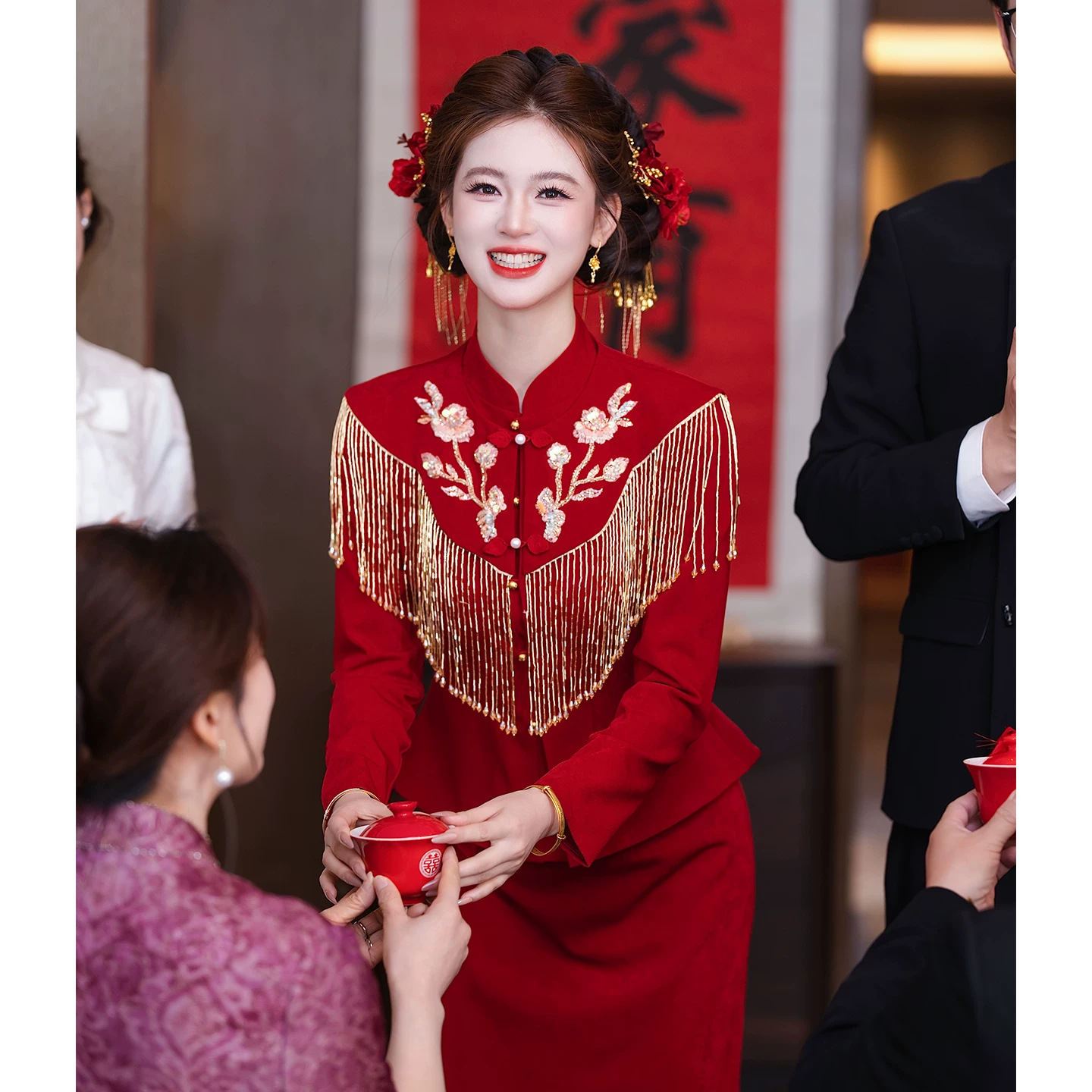 红色长袖敬酒服新娘新中式订婚结婚旗袍礼服流苏云肩新娘结婚套装