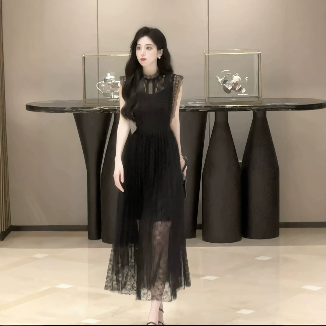 Đầm suông nữ midi thiết kế thanh lịch tay ngắn cổ tròn — đen chi tiết 3