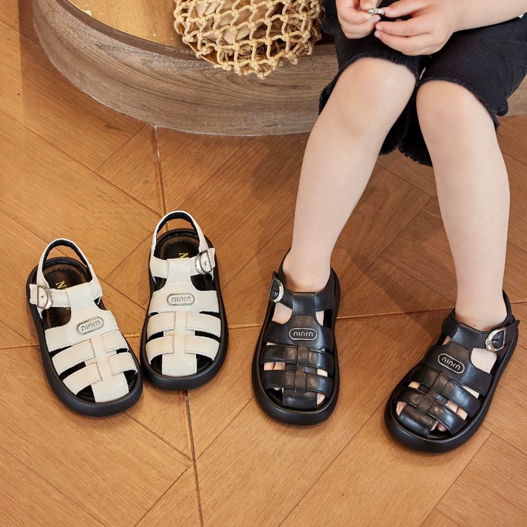 Натуральные кожаные сандалии для девочек, туфли-принцессы, лето 2025, для девочек среднего и большого возраста, мягкая подошва, нескользящие детские пляжные туфли.