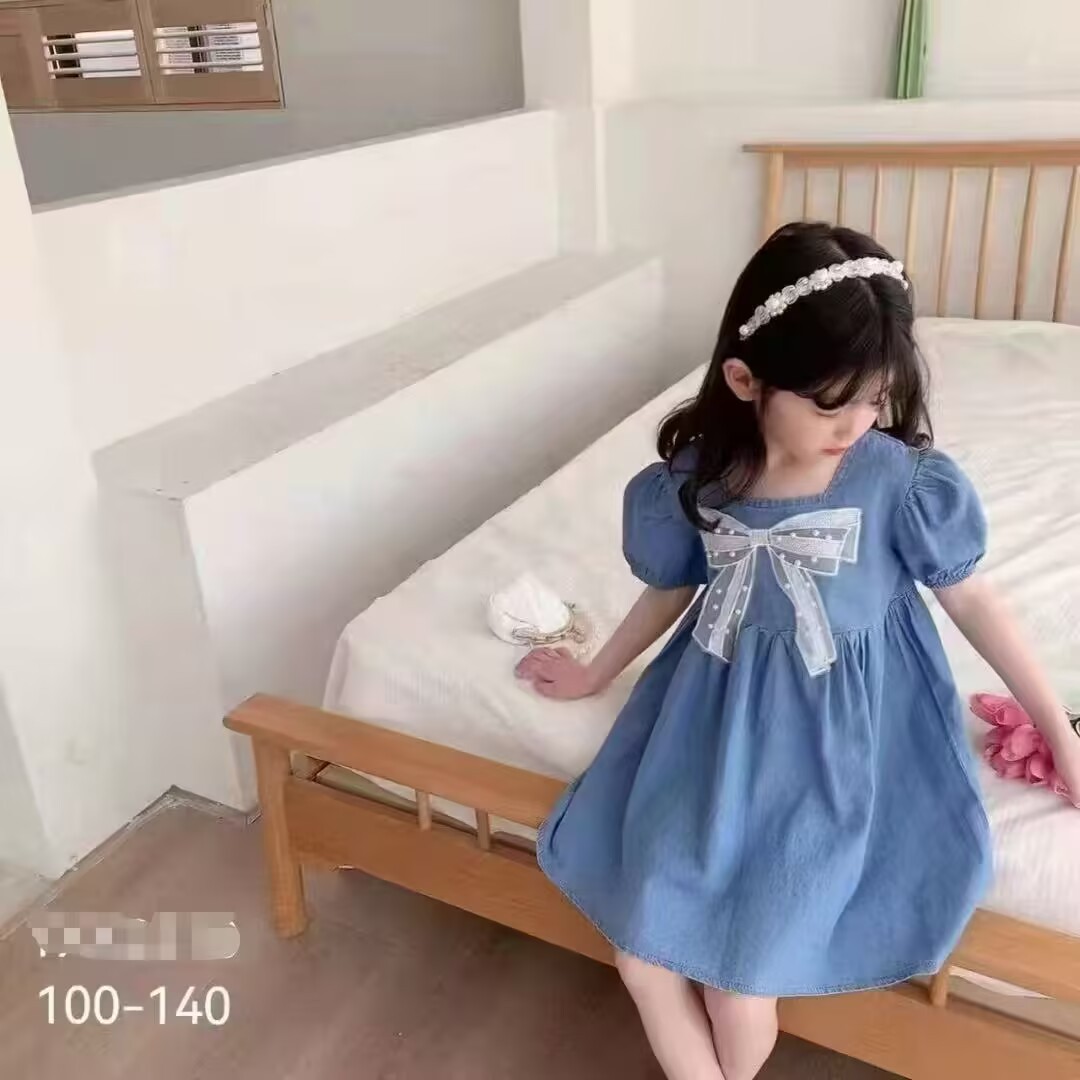 .가슴에 큰 리본이 달린 데님 스커트