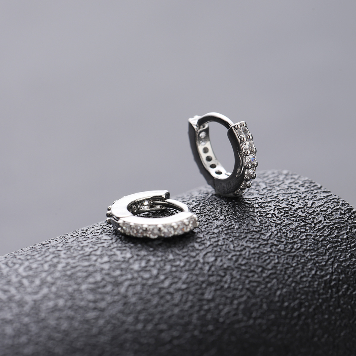 Full Diamond Plain Hoop Earrings For Men And Women Retro Style_voghion.com