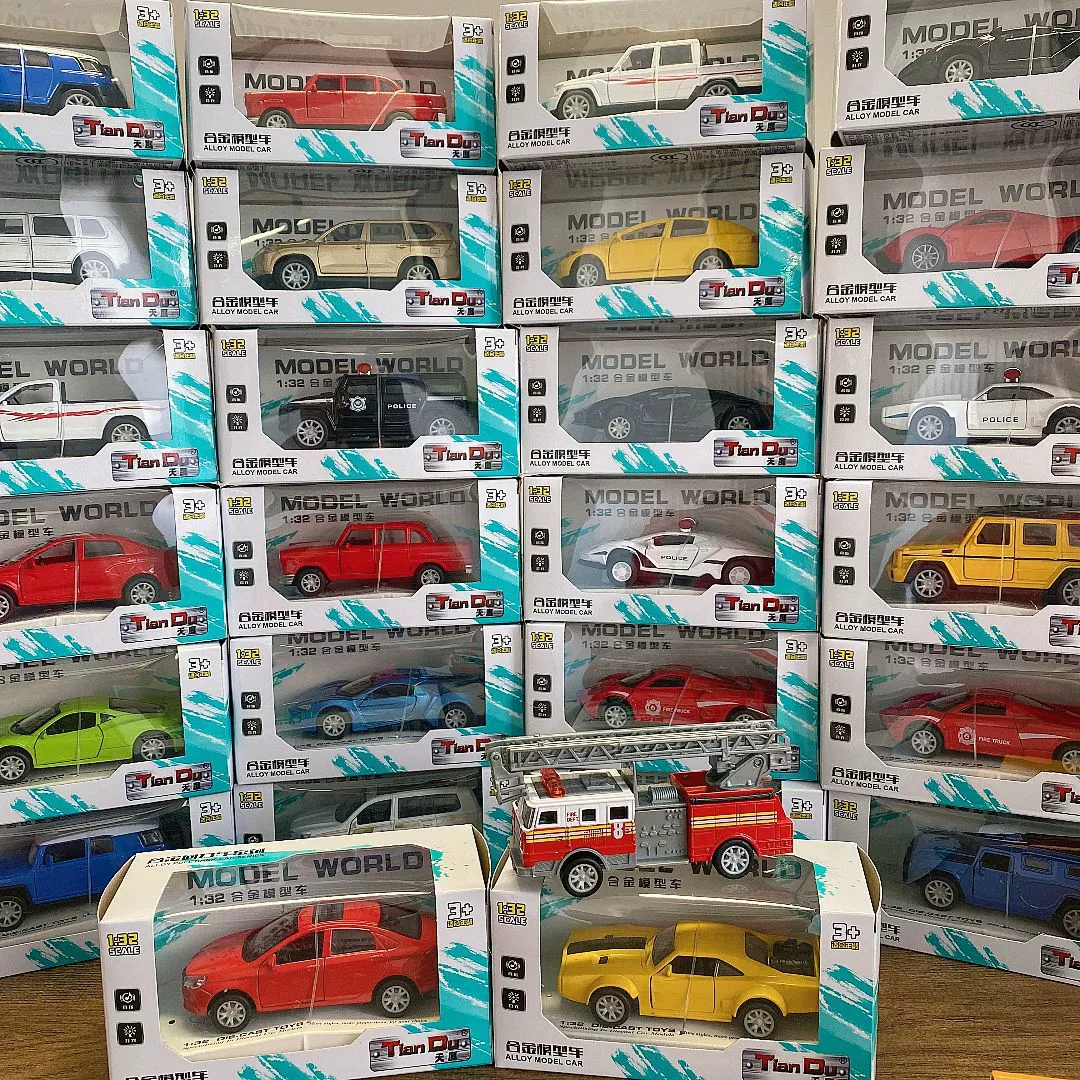 Различные стили сплава Huili 1:32 со звуком и светом могут быть смешаны с двойной дверью кросс-кантри Полицейская машина пожарная машина