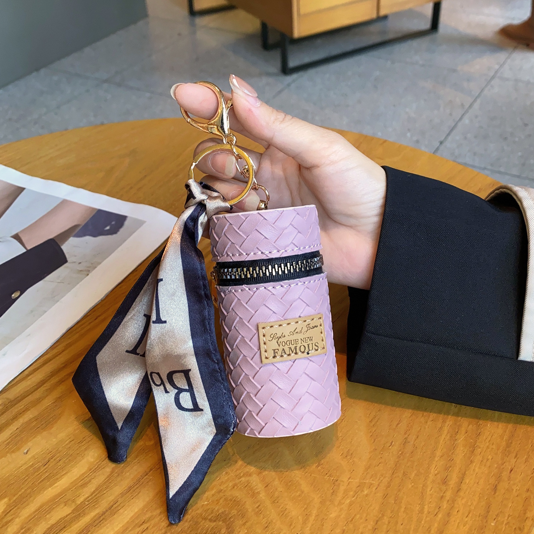 Adornos de bolsos pequeños explosivos de celebridades de Internet, accesorios de bienestar, modelos calientes, monederos portátiles en vivo, bolsos de cubo, sobres rojos, llaveros, accesorios image 21