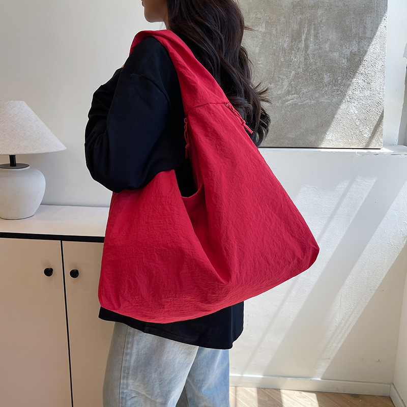 Bolso Tote de nylon popular transfronterizo 2025 verano nuevo estilo ins bolso de mujer de moda súper caliente bolso de viaje de temperamento de moda