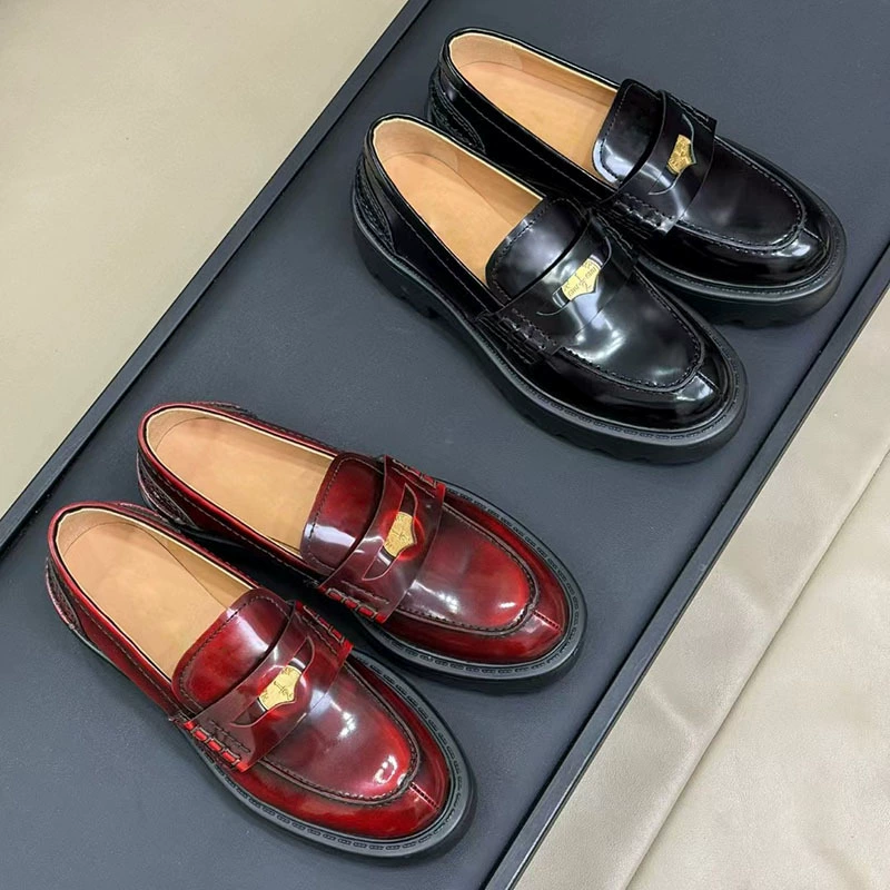 Женские лоферы на толстой подошве с золотыми монетами, осень-зима 2025, новый стиль, натуральная кожа, на плоской подошве, маленькие кожаные туфли на плоской подошве в британском стиле на одной ноге