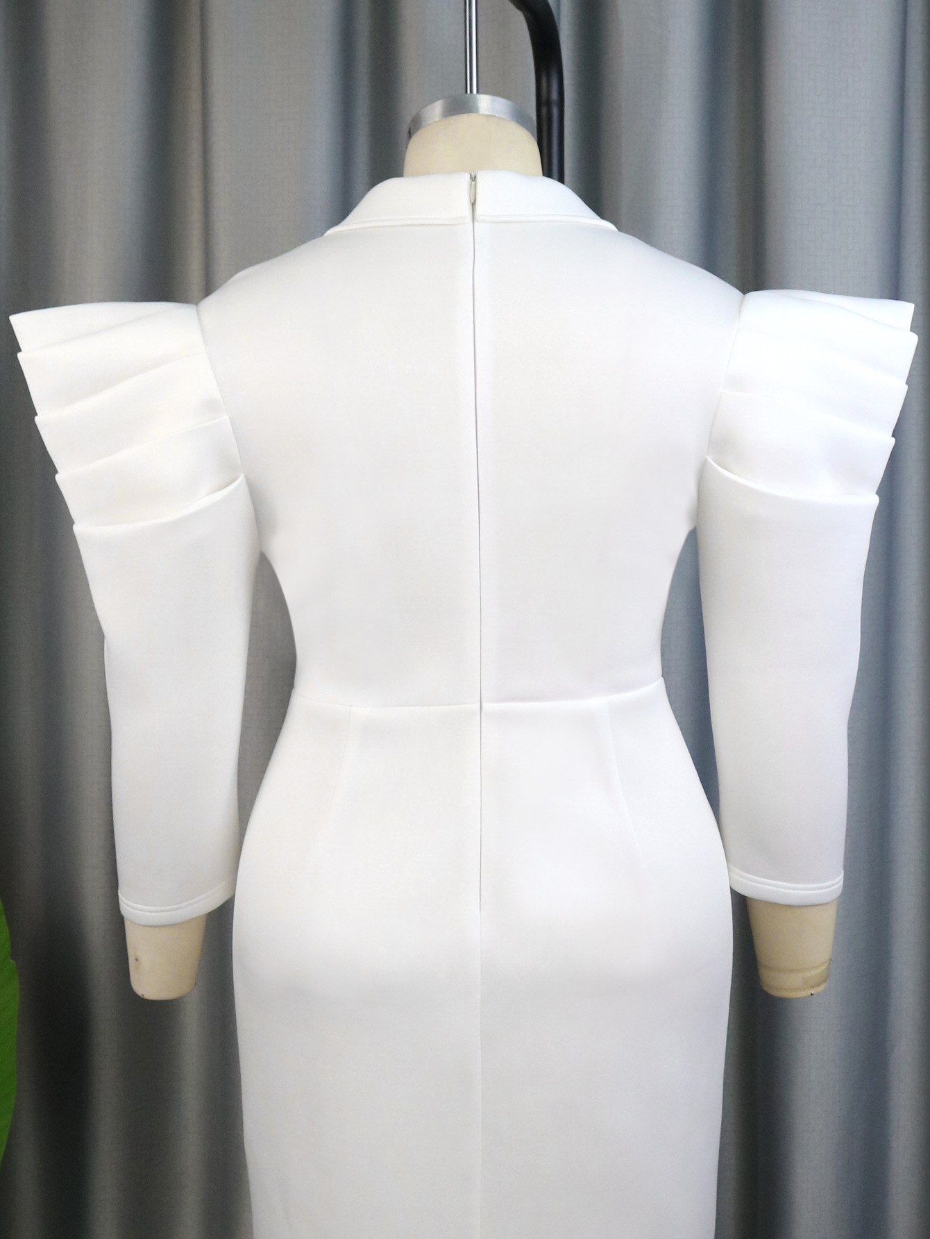 Robe grande taille élégante avec col tailleur et épaulettes_voghion.com