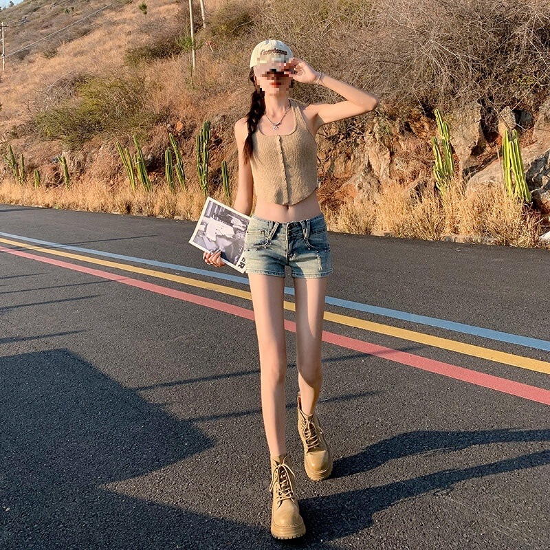 26 Trends| American Retro Hot Girl Style Double-Button Studded Stretch Denim Shorts, Hip-Hugging Ultra-Low-Waist Hot Pants 26 Trends| American Retro Hot Girl Style Double-Button Studded Stretch Denim Shorts, Hip-Hugging Ultra-Low-Waist Hot Pants