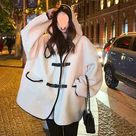 时尚休闲连帽羊羔毛外套冬季新款韩版宽松皮扣保暖白色设计感大衣