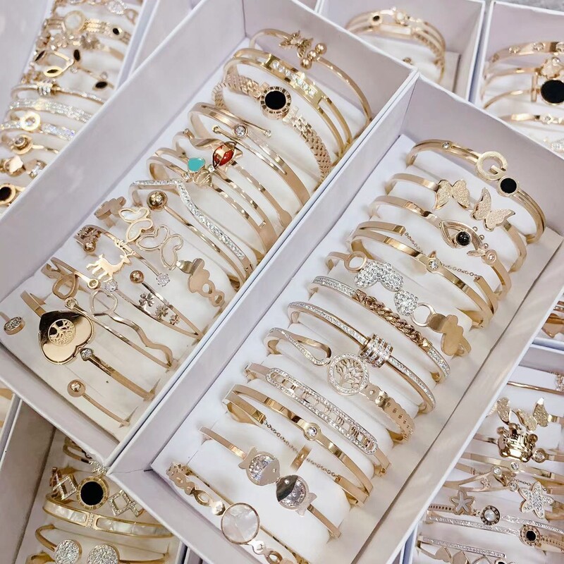 Mixed Wholesale Rose Gold Color Bracelet, Fashionable Diamond-Encrusted Titanium Steel Bracelet for Women, Physical Store Supply, Titanium Steel Color Retention