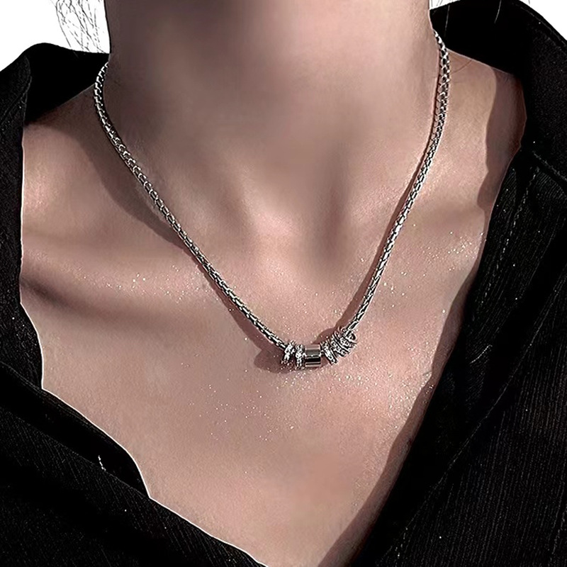 Collana con pendente diamante minimalista gioiello da donna_voghion.com