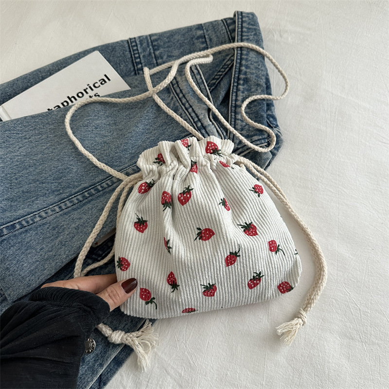Este año, la moda impresa encantadora fresas mini bolso de balde 2024 nuevo verano versátil mochila de hombro