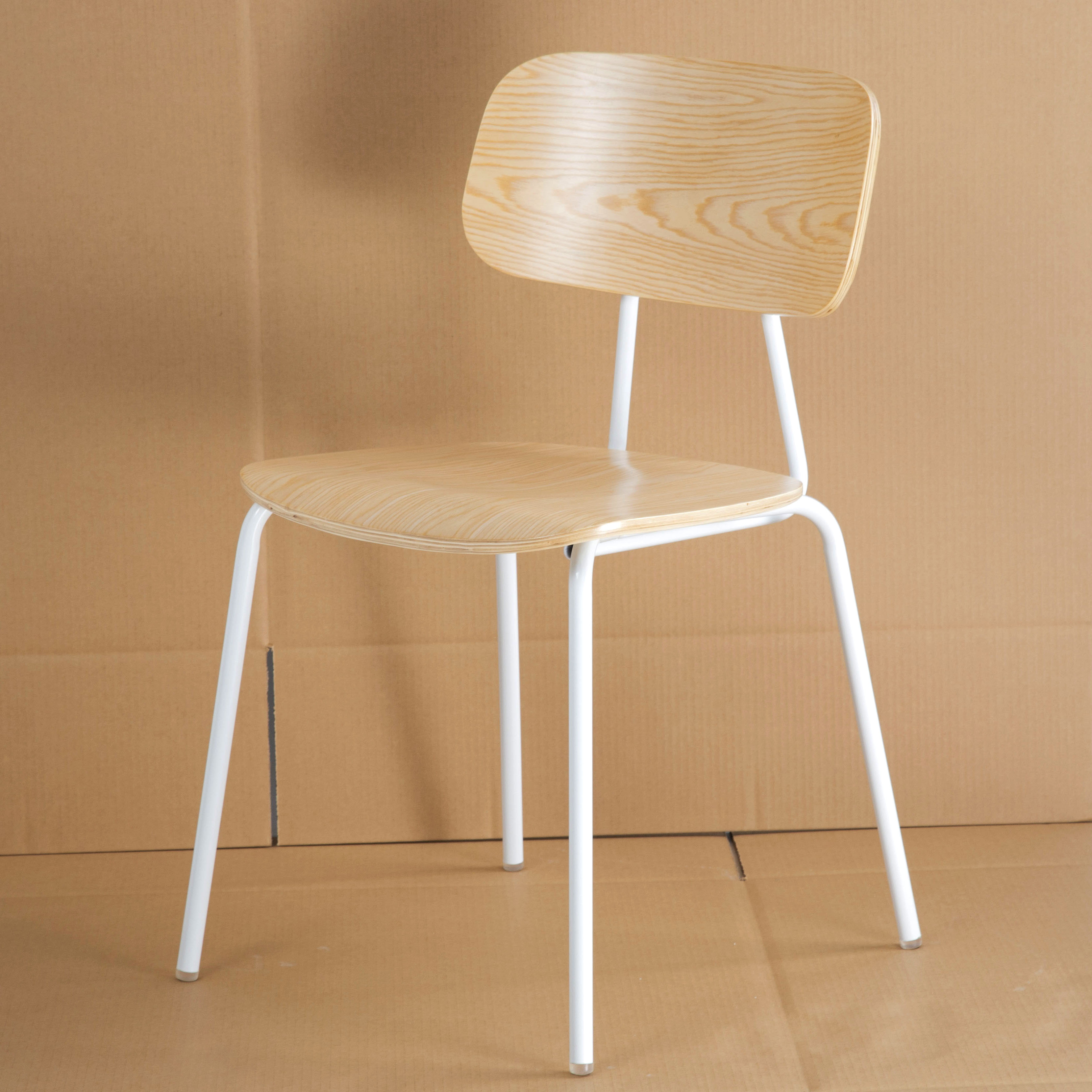 흰색 발 + 나무 색상 좌석 및 등받이 패널