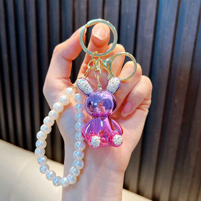 Cadena de perlas con incrustaciones de diamantes llavero de conejo bolso de muñeca colorido colgante llavero de coche máquina de muñecas regalo al por mayor