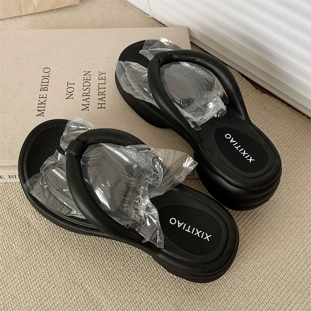 Открытый усилил ощущение увеличенных толстых однотонных шлепанцев женские летние модные простые пляжные зажатые Тапочки