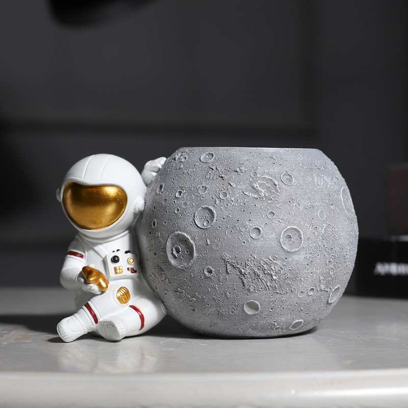 Lindo Día de los niños astronauta titular de la pluma regalo creativo decoración de escritorio cubo de la pluma caja de almacenamiento de artesanía al por mayor
