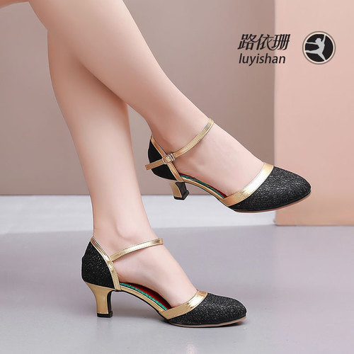 Women's New Latin Dance Shoes Soft Sole Dance Shoes for Adults Outdoor Plaza Dancing Shoes Modern Social Dance Performance