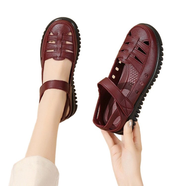 Zapatos de madre de suela suave de cuero suave, sandalias Baotou, zapatos individuales cómodos antideslizantes para mujer, zapatos huecos, zapatos de cuero de mediana edad y ancianos, verano
