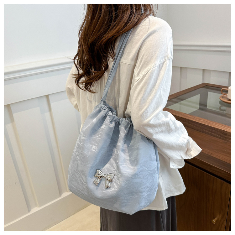 Large-capacity, elegant commuter tote bag, bow single-shoulder bag, distinctive pleated crossbody bag, 2024 new style bag trend undefined