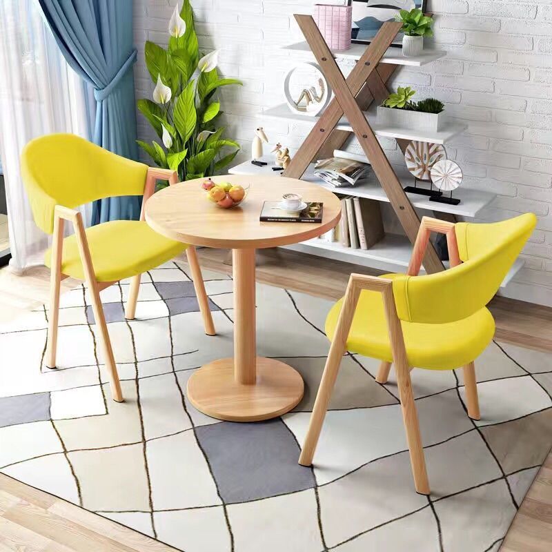 노란색 가죽 60개 원형 테이블과 의자 2개✦✦