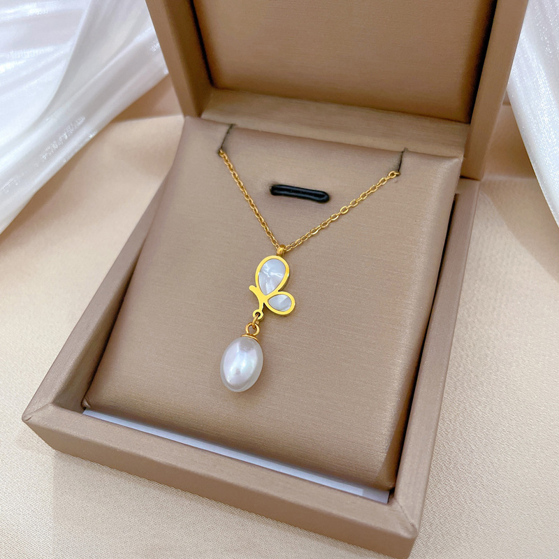 Collana donna in acciaio titanio con farfalla e perla minimalista_voghion.com