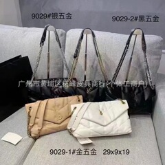 国境を越えた人気のヤングツリーウェーブバッグ、ショルダークロスボディ封筒バッグ、ファッショナブルでシンプルな女性用大容量脇チェーンバッグ