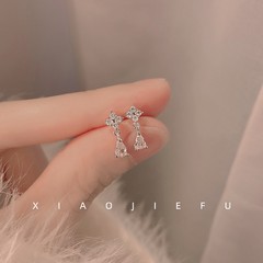 四叶花水滴耳钉小众高级感耳饰品女2025年新款爆款夏季百搭小清新
