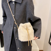 秋冬复古毛毛包女时尚洋气超火毛茸茸水桶包高级感女生斜挎小包包
