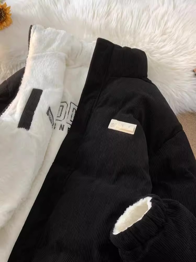 両面にはラベル付きのスタンドカラーの綿入れを着ています。