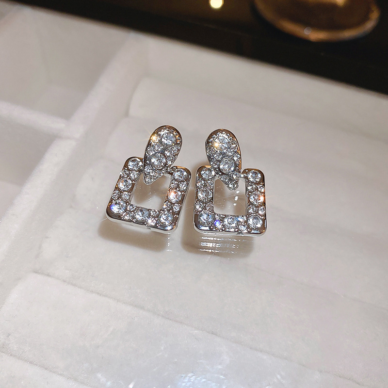 Aguja de plata diamantes geométricos aretes de perlas redondos ligeros de lujo de alta calidad pernos de orejas de estilo francés temperamento femenino orejas de nicho mayorista image 17