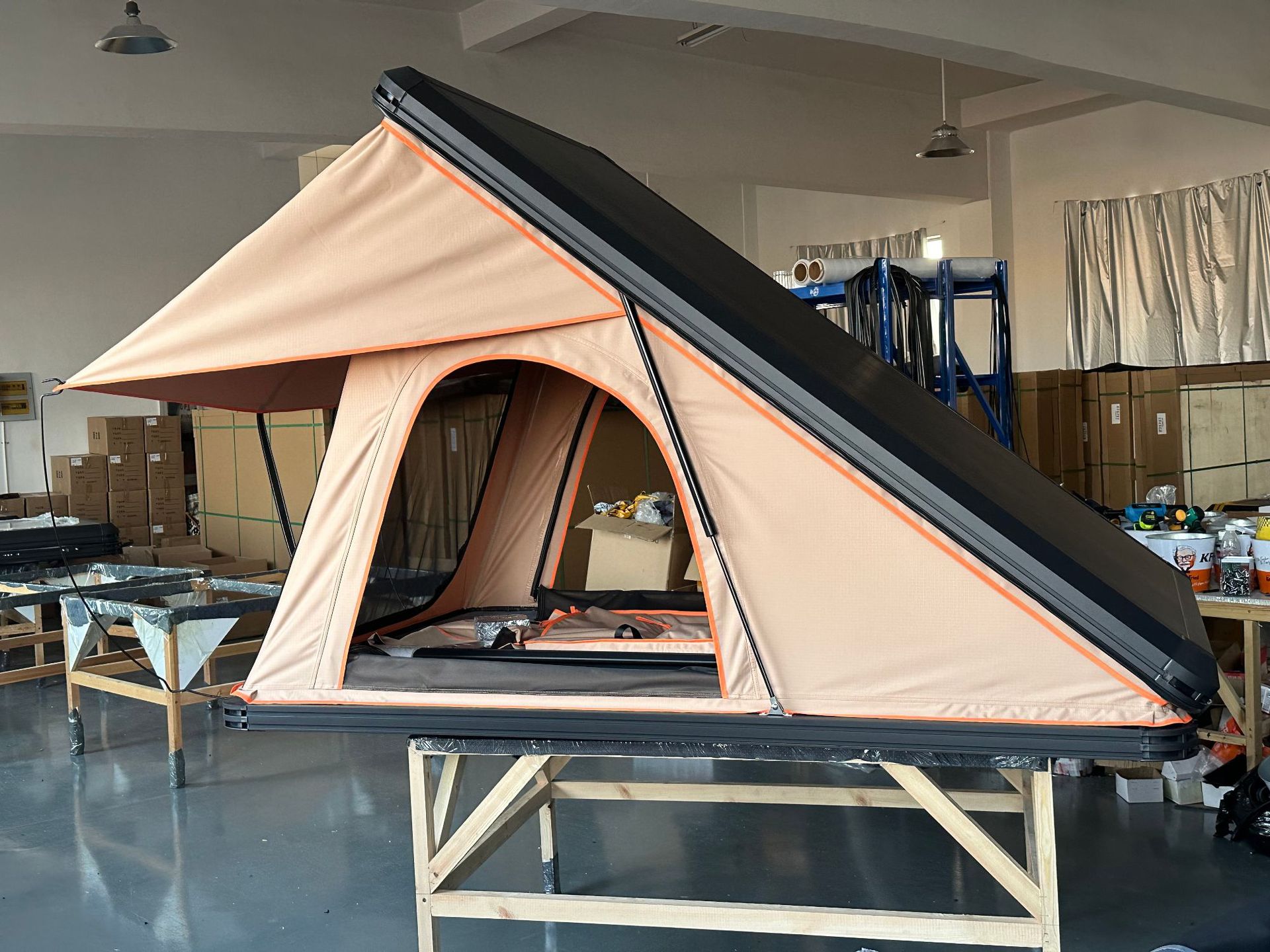Fabricante mayorista de aleación de aluminio triangular sombrilla techo camping RV al aire libre viaje a prueba de lluvia acampamiento espeso