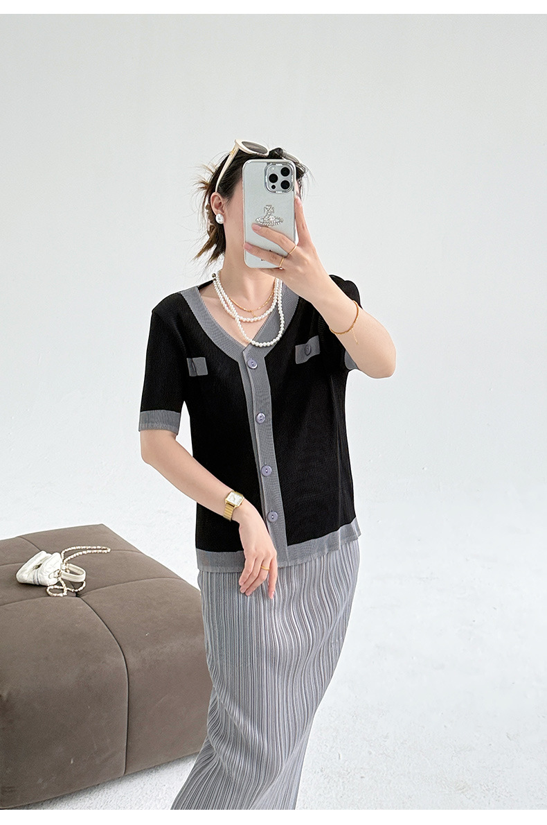 Áo phông ngắn tay cổ chữ V phong cách Chanel, thiết kế màu tương phản kiểu ngắn — Màu đen chi tiết 16