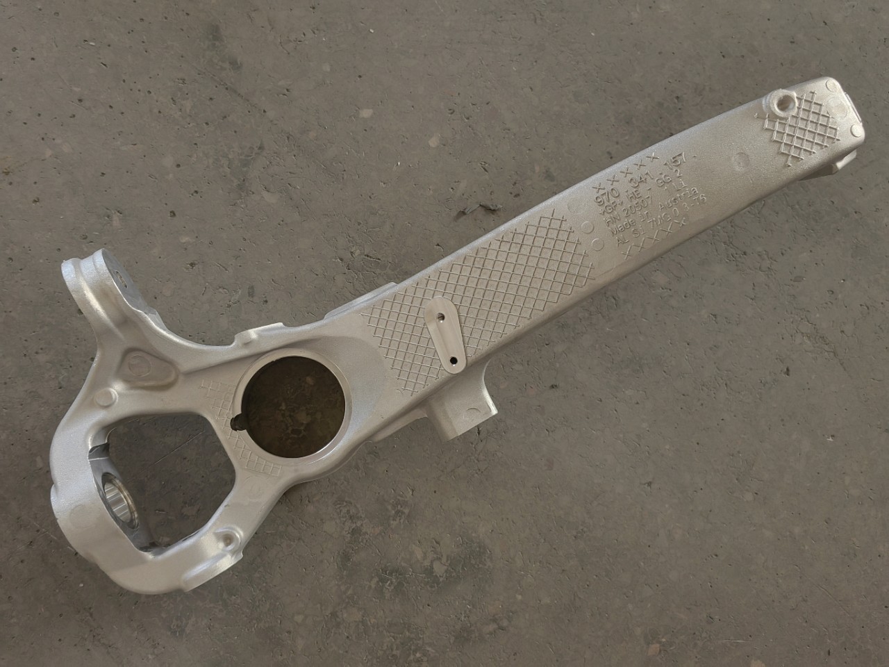 Suitable for Porsche Panamera 970 Horn Steering Knuckle 97034115704 97034115804