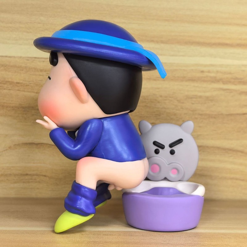 へん便クレヨンしんちゃんが手を振って誕生日プレゼントを飾っています。|undefined